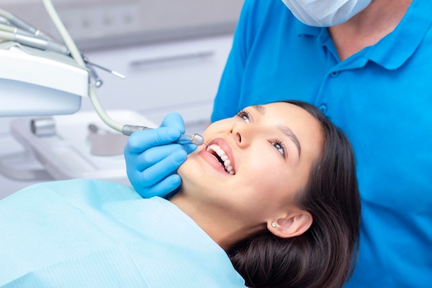 Le dentiste examine les dents des patients chez le dentiste.