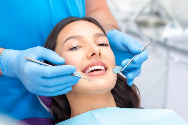 Le dentiste examine les dents des patients chez le dentiste