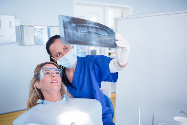 Dentiste expliquant la radiographie au patient