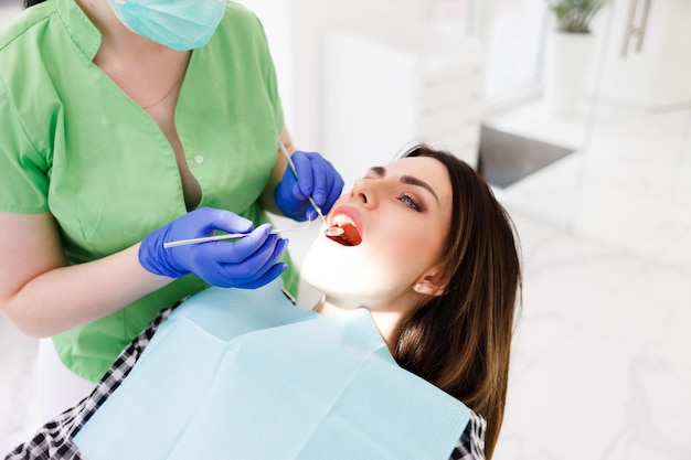 Dentiste faisant un examen dentaire pour son patient