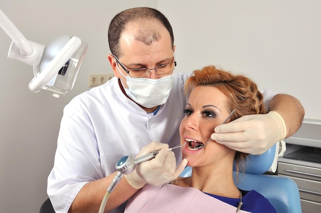 Le dentiste fait le nettoyage