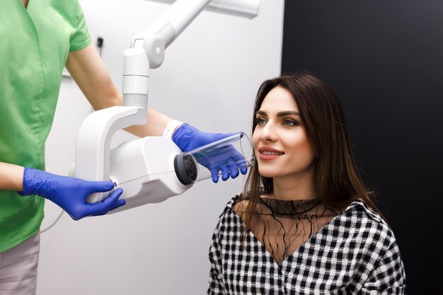 Photo un dentiste fait une radiographie de la cavité dentaire pour le patient en clinique