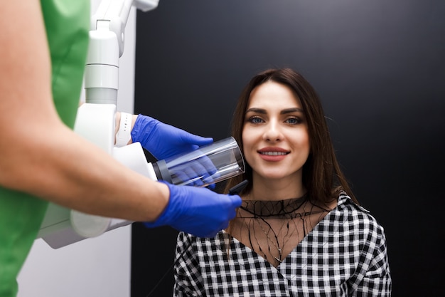 Photo un dentiste fait une radiographie de la cavité dentaire pour le patient en clinique