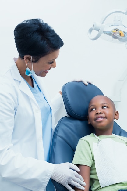 Dentiste femme examinant les dents des garçons