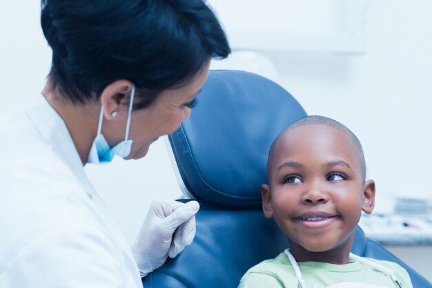 Dentiste femme examinant les dents des garçons