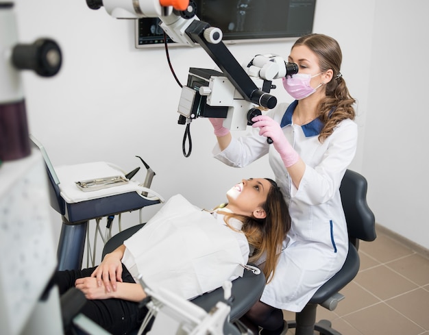 Dentiste femme avec patient au cabinet dentaire