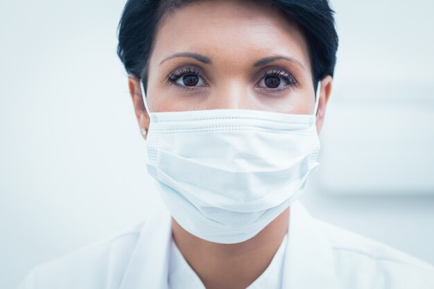 Dentiste femme portant un masque chirurgical