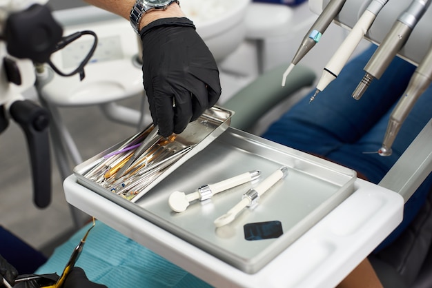 dentiste en gant noir