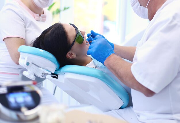 Dentiste homme travaillant sur les dents de ses patients