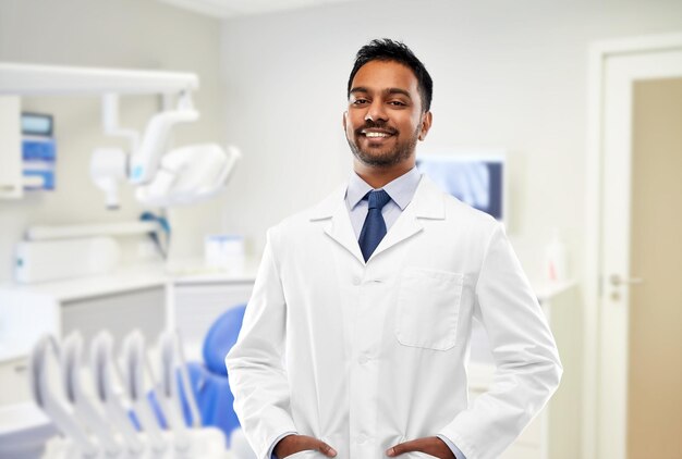 Photo un dentiste indien en blouse blanche dans une clinique dentaire