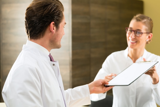 Dentiste et infirmière avec clipboardclinic