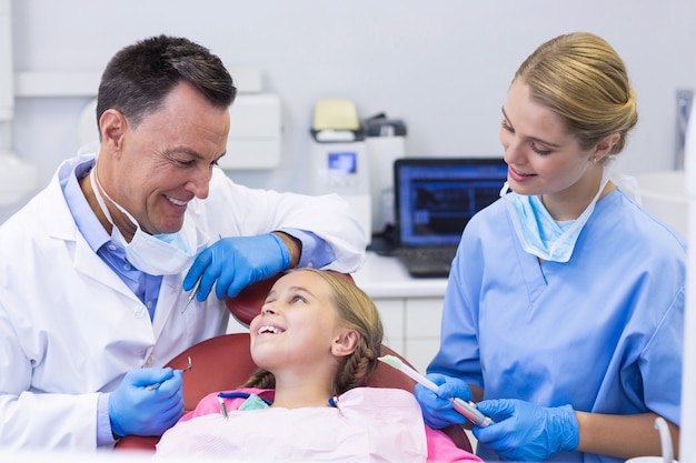 Dentiste et infirmière interagissant avec un jeune patient