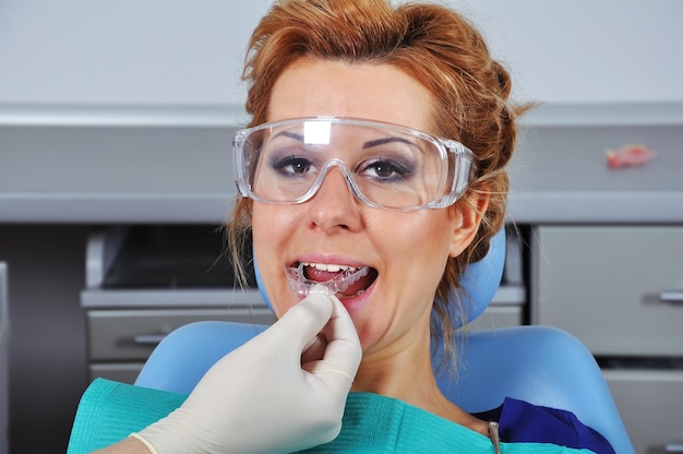 Photo le dentiste insère une attelle