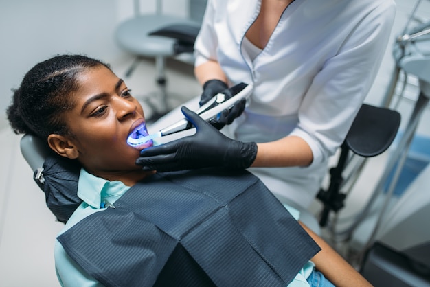 Photo le dentiste installe le joint sur la dent