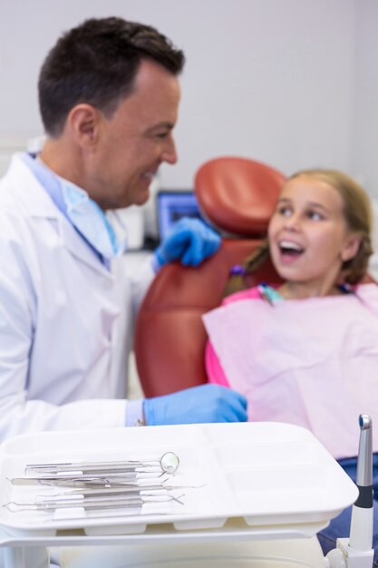 Dentiste interagissant avec un jeune patient