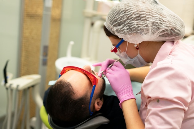 Dentiste, jeune femme, traite, patient