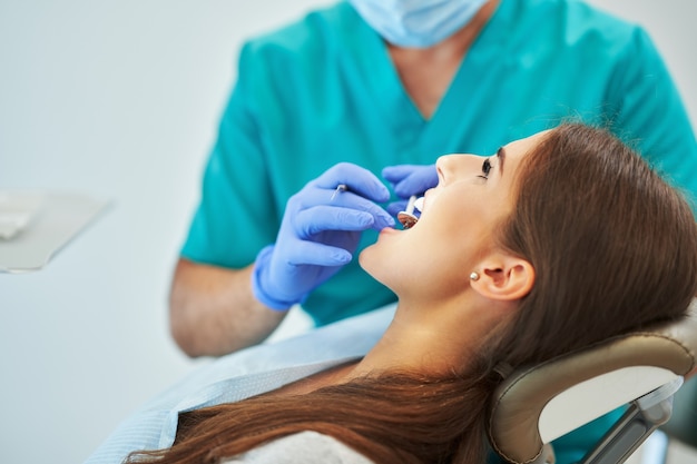 Dentiste masculin et femme en bureau de dentiste