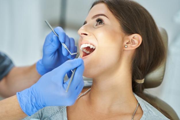 Dentiste masculin et femme en bureau de dentiste