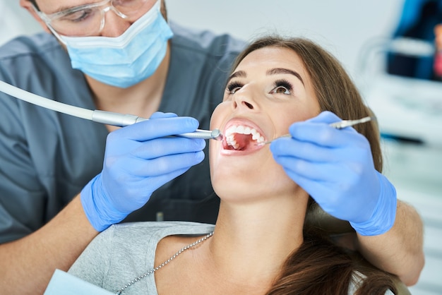 Dentiste masculin et femme en bureau de dentiste