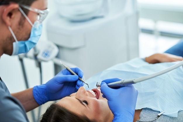 Dentiste masculin et femme en bureau de dentiste