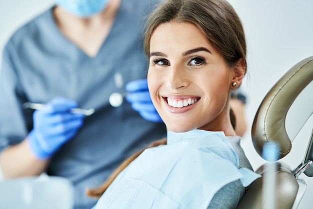 Dentiste masculin et femme en bureau de dentiste