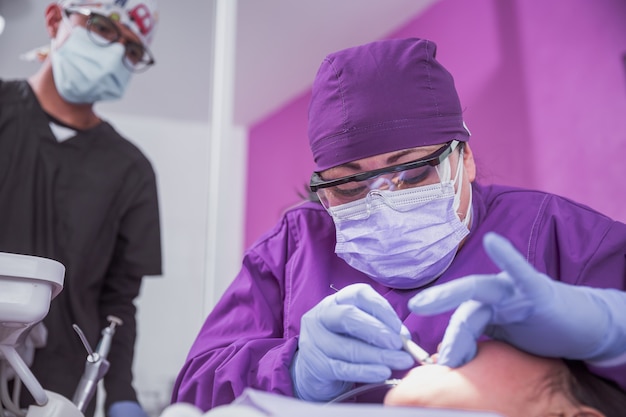 Dentiste mexicain et assistant avec patiente