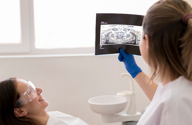 Dentiste montrant au patient ses radiographies
