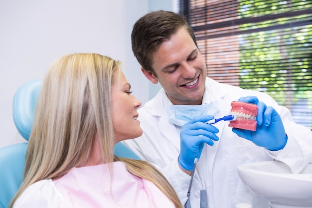 Dentiste montrant le moule dentaire au patient