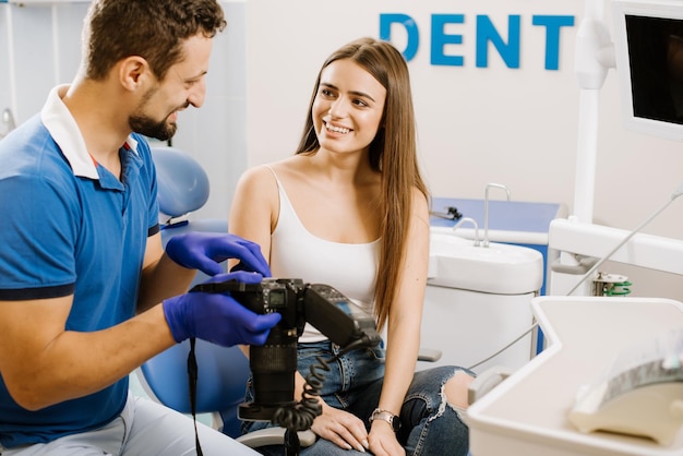 Dentiste montrant des photos de dents à l'appareil photo au patient