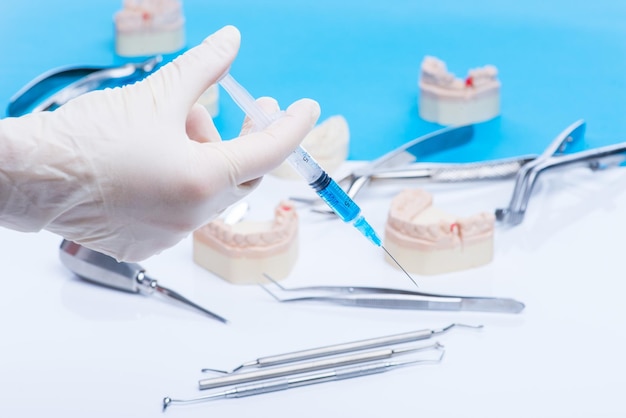 Le dentiste montre comment faire l'injection