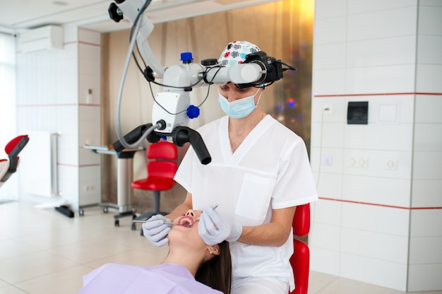 Le dentiste opte pour une belle fille en dentisterie