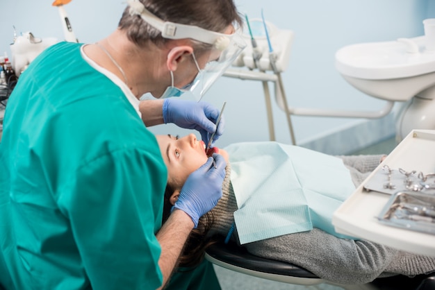 Dentiste avec des outils dentaires