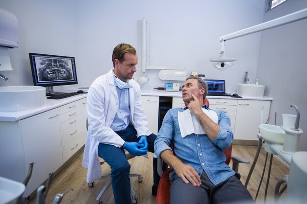 Dentiste parlant au patient masculin