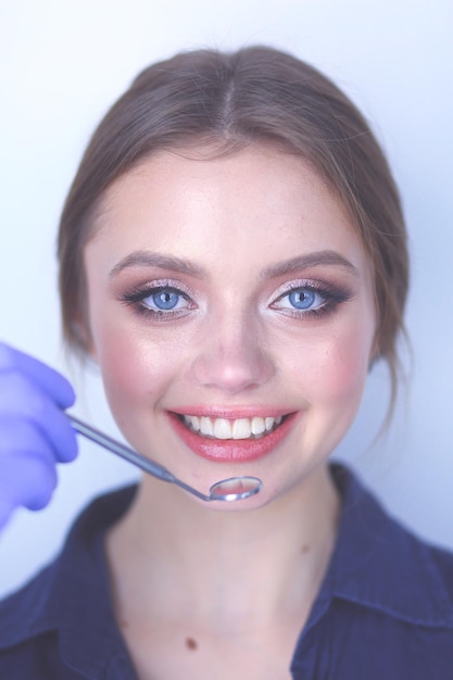 Dentiste et patient assis dans un cabinet de dentiste