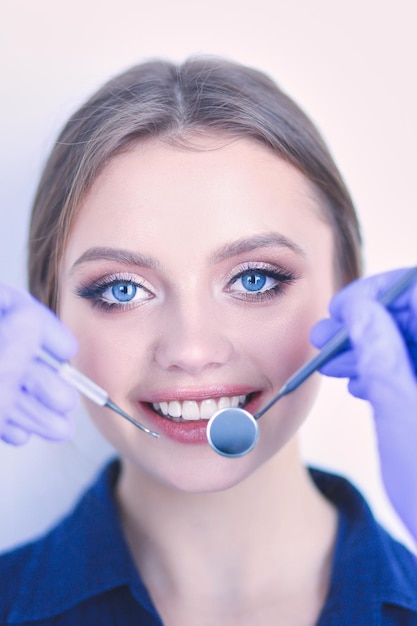 Dentiste et patient assis dans un cabinet de dentiste