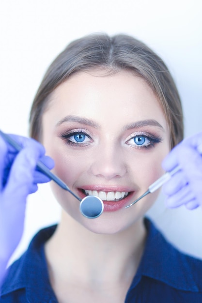 Dentiste et patient assis dans un cabinet de dentiste