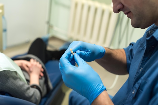 Dentiste et patient au cabinet du dentiste