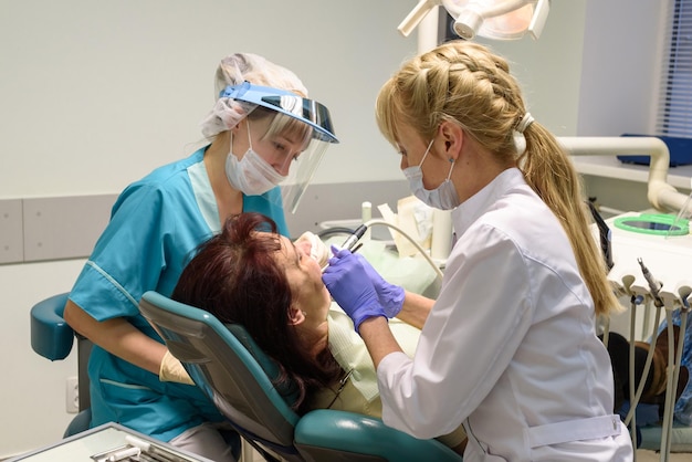 Dentiste et patient au cabinet du dentiste