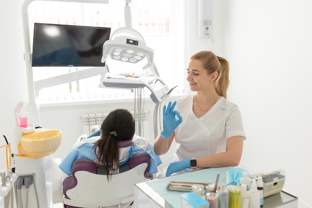 Dentiste et patient en cabinet de dentiste