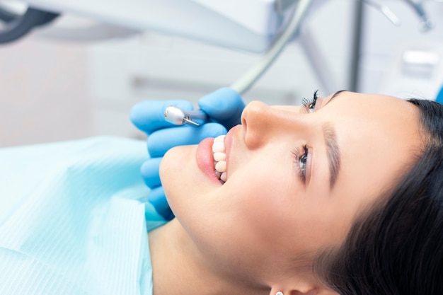 Dentiste et patient dans le cabinet dentaire. Femme ayant des dents examinées par des dentistes