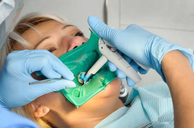 Dentiste avec patient, nettoyage et cure