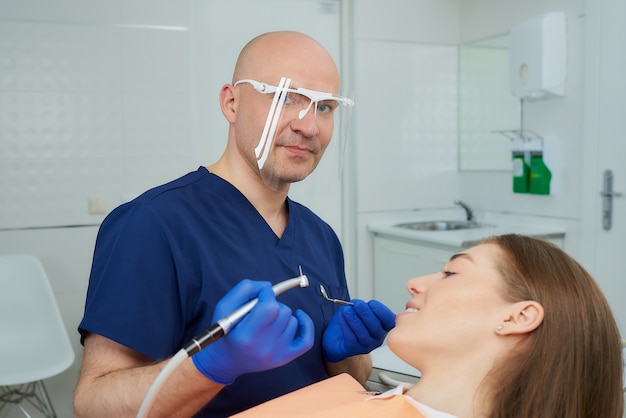 dentiste et une patiente dans un cabinet de dentiste