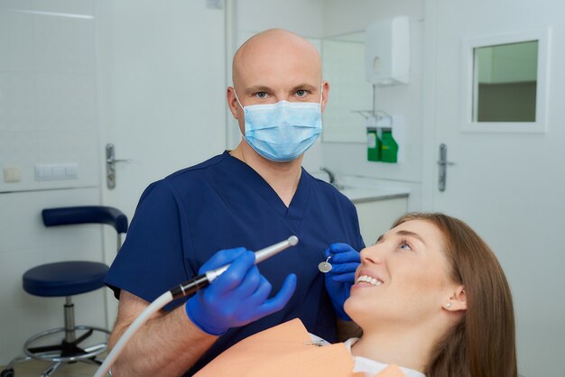 dentiste et une patiente dans un cabinet de dentiste