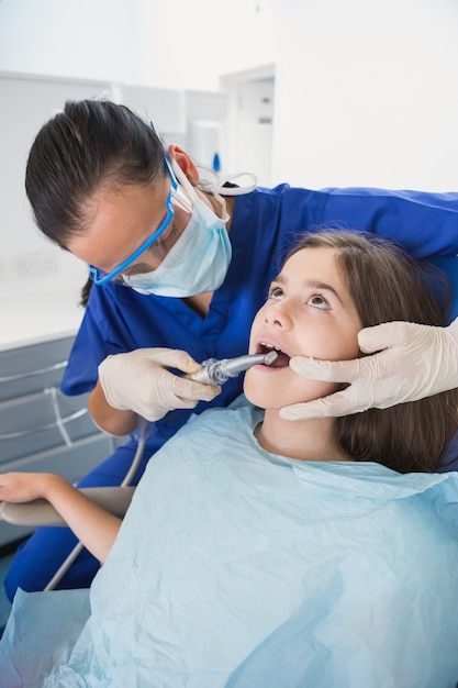 Dentiste pédiatrique portant des lunettes de sécurité