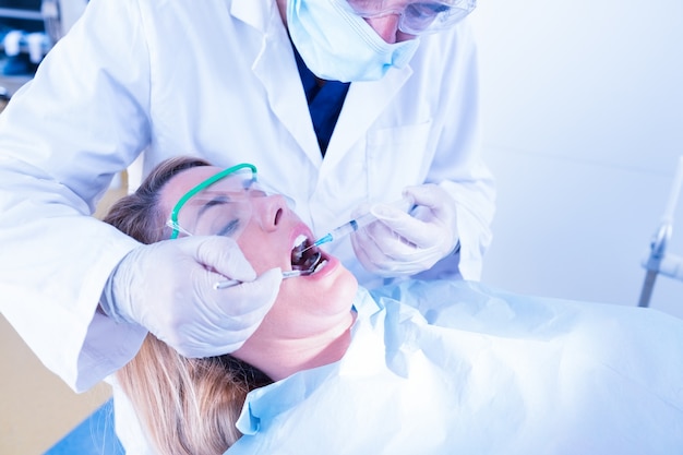 Dentiste sur le point de donner une injection au patient