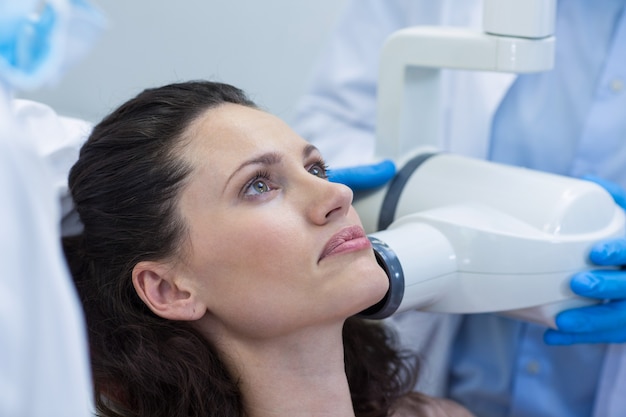 Dentiste prenant des radiographies des dents des patients