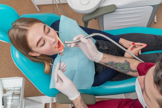 dentiste prêt à percer les dents du patient avec une perceuse dentaire, vue de dessus