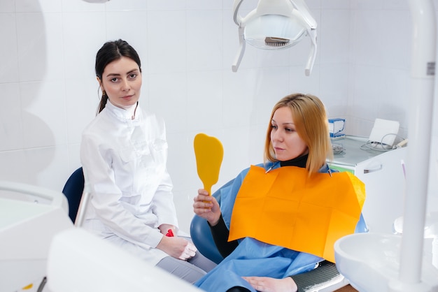 Le dentiste procède à un examen et à une consultation du patient. Dentisterie