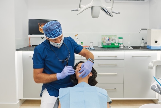 Un dentiste professionnel effectue un scan sur son patient.