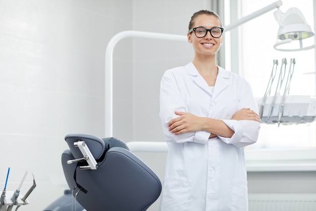 Dentiste professionnel posant au bureau